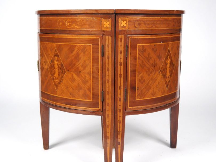 Paire d'encoignures italiennes XIXème en marqueterie, à décor dans des