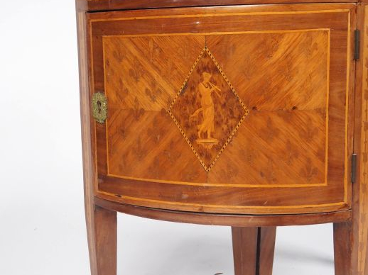 Paire d'encoignures italiennes XIXème en marqueterie, à décor dans des