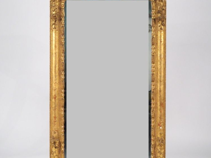 Glace Napoléon III, cadre en bois et stuc doré, à décor de fleurs, de 