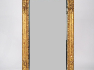 Vente aux enchères Glace Napoléon III, cadre en bois et stuc doré, à décor de fleurs, de 