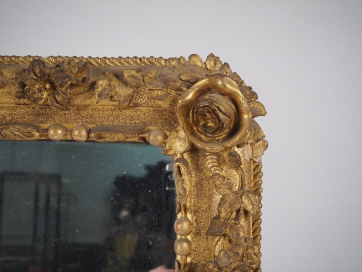 Glace Napoléon III, cadre en bois et stuc doré, à décor de fleurs, de 