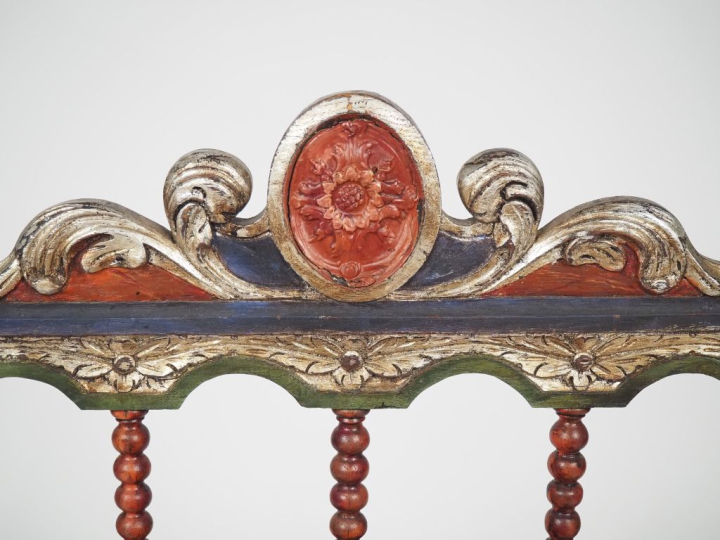 Fauteuil Dagobert en bois sculpté polychrome.