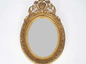 Vente aux enchères Glace médaillon de style Louis XVI en bois et stuc doré, à décor de fl