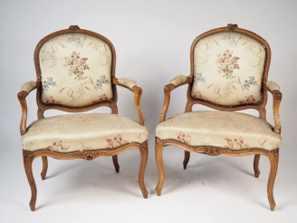 Vente aux enchères Paire de fauteuils à dos plat Louis XV en noyer mouluré et sculpté à d