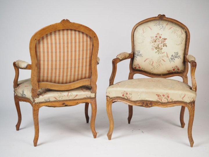 Paire de fauteuils à dos plat Louis XV en noyer mouluré et sculpté à d