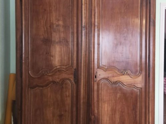 Vente aux enchères Armoire provençale en bois mouluré et sculpté, ouvrant à deux vantaux,