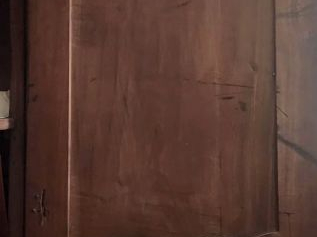 Armoire provençale en bois mouluré et sculpté, ouvrant à deux vantaux,