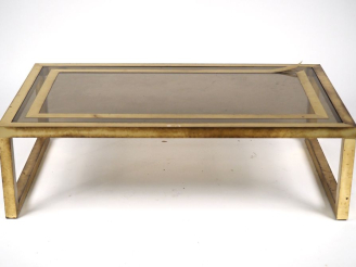 Vente aux enchères Table basse des années 70 en verre fumé et laiton. Dim. 120 x 70 cm  (