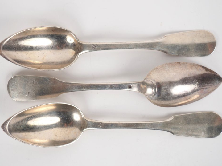 Suite de trois cuillères en argent 925, poinçon Minerve, modèle unipla