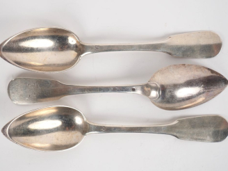 Vente aux enchères Suite de trois cuillères en argent 925, poinçon Minerve, modèle unipla