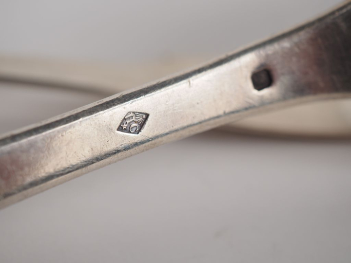 Suite de trois cuillères en argent 925, poinçon Minerve, modèle unipla