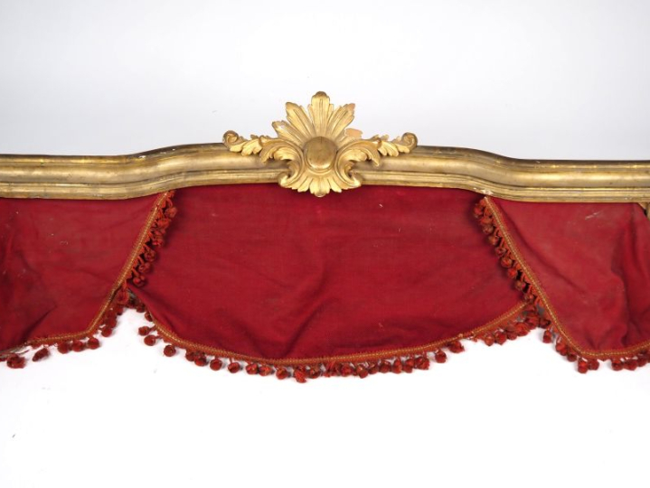 Cantonnière Napoléon III de style Louis XV en bois doré. (accidents) D