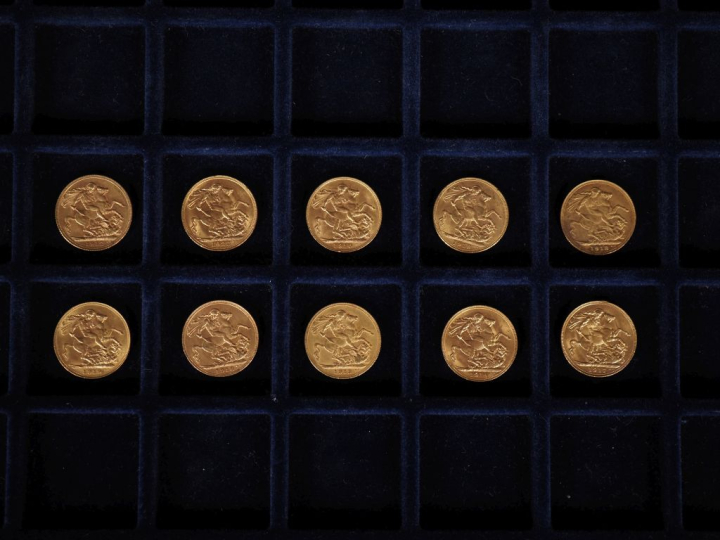 Dix souverains or, 1910, 1912, 1918, 1914, 1917, 1918 (x3), 1919, 1922