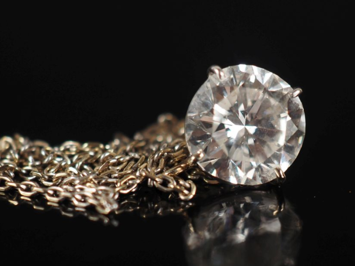 Collier en or blanc 750, maille forçat, agrémenté d'un diamant rond ta
