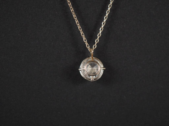 Collier en or blanc 750, maille forçat, agrémenté d'un diamant rond ta