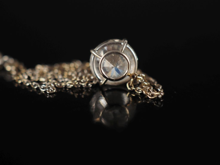 Collier en or blanc 750, maille forçat, agrémenté d'un diamant rond ta
