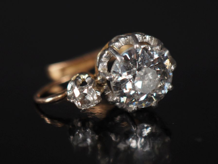 Dormeuse en or jaune 750, sertie d'un diamant pesant environ 1,5 ct su