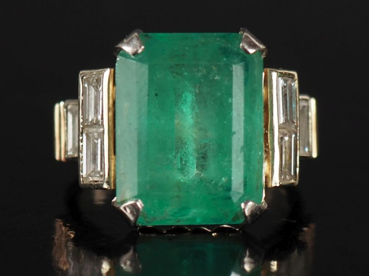 Bague Art déco à degrés en or 750, sertie en son centre d'une émeraude