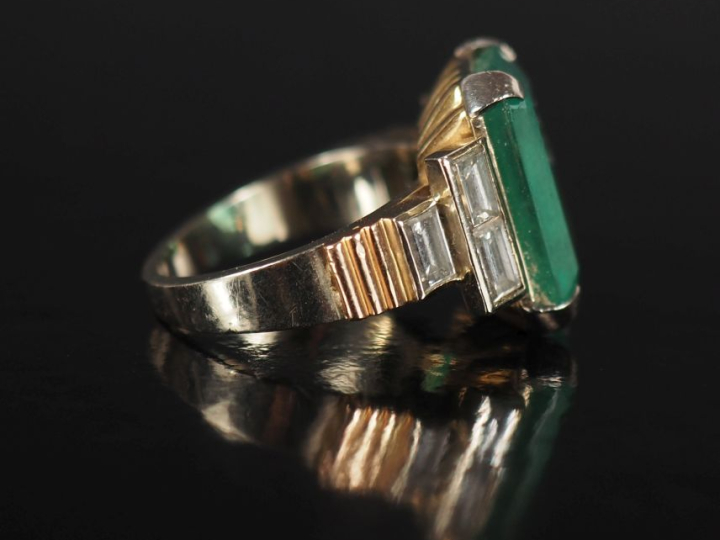 Bague Art déco à degrés en or 750, sertie en son centre d'une émeraude