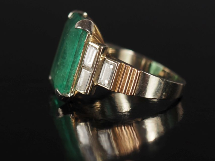 Bague Art déco à degrés en or 750, sertie en son centre d'une émeraude