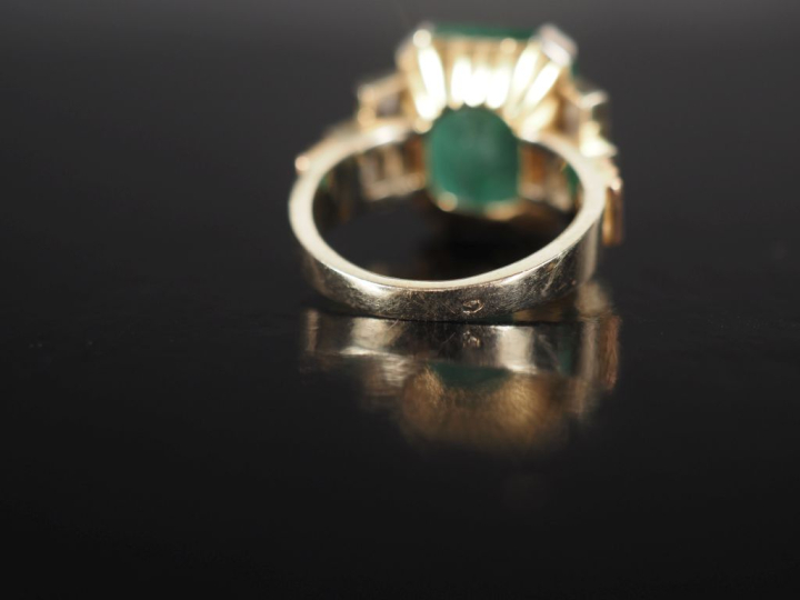 Bague Art déco à degrés en or 750, sertie en son centre d'une émeraude