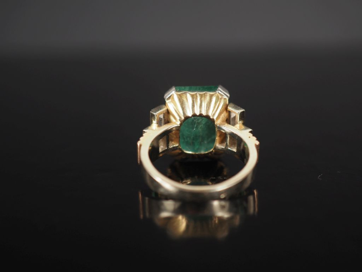 Bague Art déco à degrés en or 750, sertie en son centre d'une émeraude