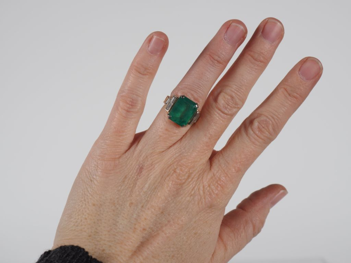 Bague Art déco à degrés en or 750, sertie en son centre d'une émeraude