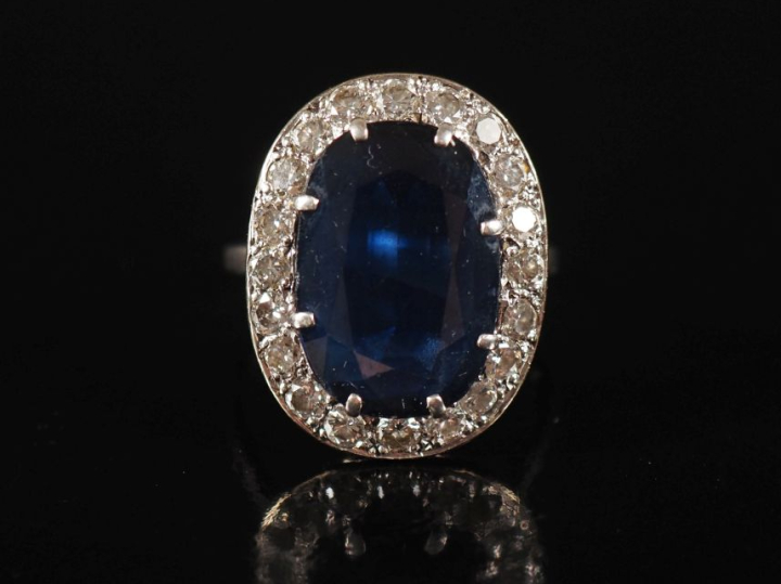 Bague de forme pompadour en or blanc 750, sertie en son centre d'un sa