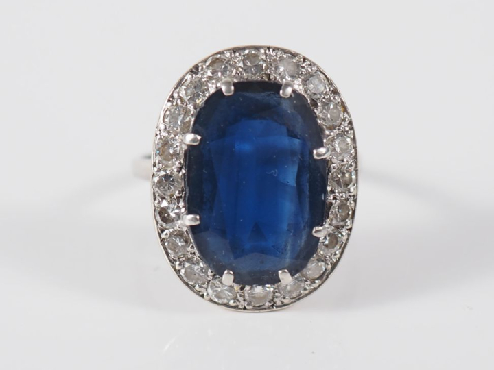 Bague de forme pompadour en or blanc 750, sertie en son centre d'un sa