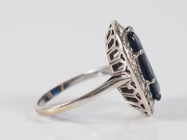 Bague de forme pompadour en or blanc 750, sertie en son centre d'un sa