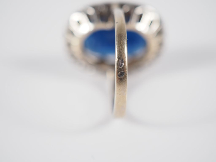 Bague de forme pompadour en or blanc 750, sertie en son centre d'un sa