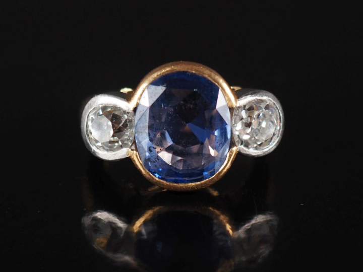 Bague en or jaune 750 et platine, sertie en son centre d'un saphir épa