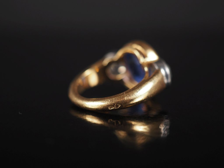 Bague en or jaune 750 et platine, sertie en son centre d'un saphir épa