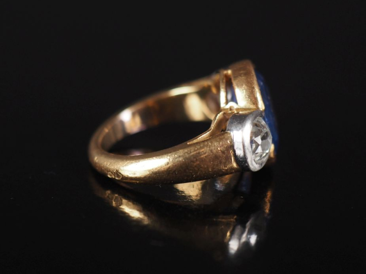 Bague en or jaune 750 et platine, sertie en son centre d'un saphir épa