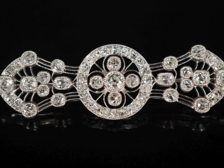 Ravissante broche de style 1900 en platine, à décor ajouré et sertie d