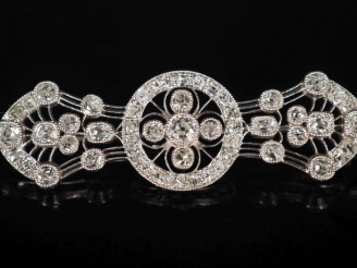 Vente aux enchères Ravissante broche de style 1900 en platine, à décor ajouré et sertie d