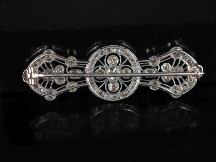Ravissante broche de style 1900 en platine, à décor ajouré et sertie d