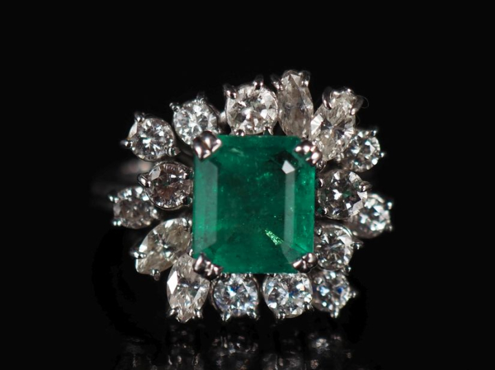 Bague moderne de forme  marguerite asymétrique en or blanc 750,  serti