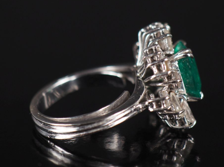 Bague moderne de forme  marguerite asymétrique en or blanc 750,  serti