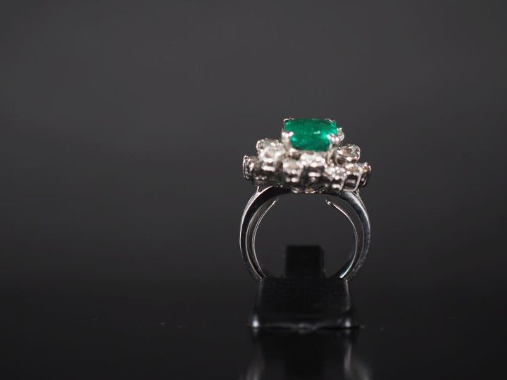 Bague moderne de forme  marguerite asymétrique en or blanc 750,  serti