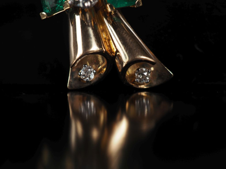 Importante broche en forme de gerbe de fleurs or jaune 750, sertie de 