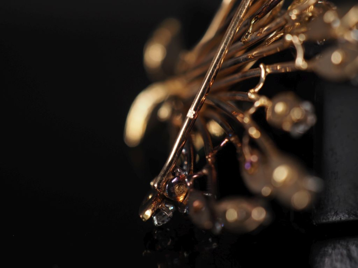 Importante broche en forme de gerbe de fleurs or jaune 750, sertie de 