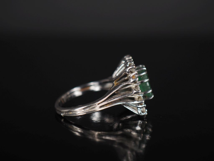 Bague à section carrée en or blanc 750, sertie en son centre d'une éme