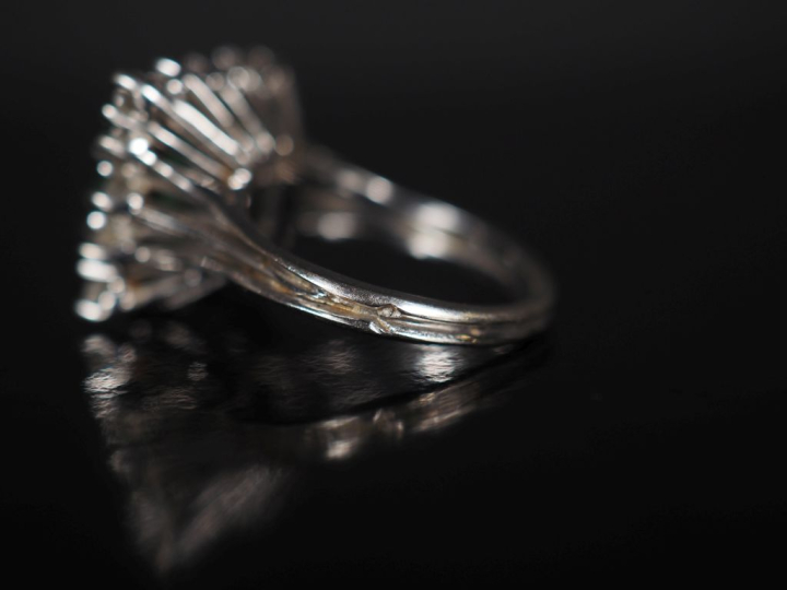 Bague à section carrée en or blanc 750, sertie en son centre d'une éme