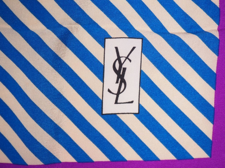 YVES SAINT LAURENT Carré probablement en soie, à décor rayé polychrome