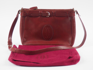 Vente aux enchères CARTIER, Must Sac bandoulière en cuir bordeaux avec garniture en métal