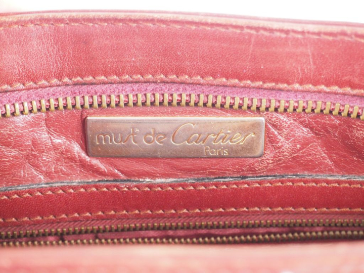 CARTIER, Must Sac bandoulière en cuir bordeaux avec garniture en métal