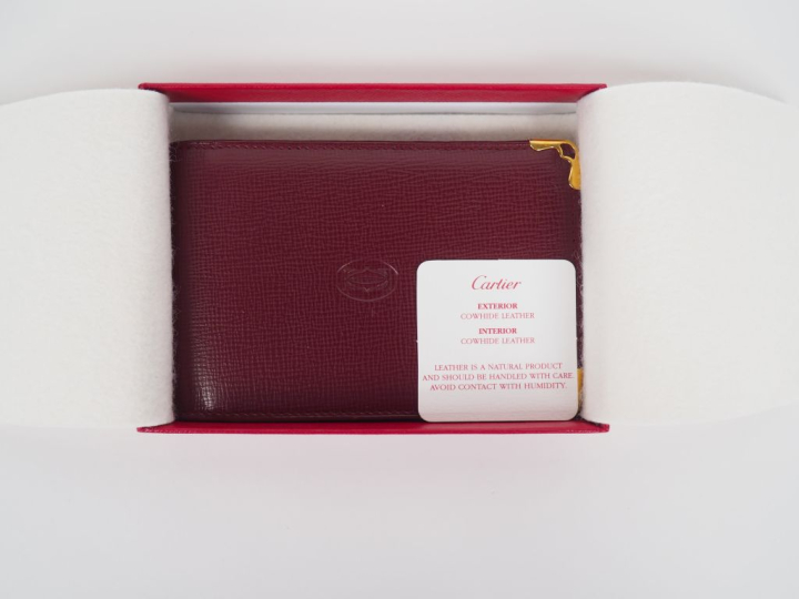 CARTIER, Paris Protège carnet en cuir bordeaux.  Deux coins gainés de 