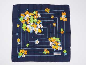 Vente aux enchères Christian DIOR Carré probablement en soie, à décor de fleurs polychrom