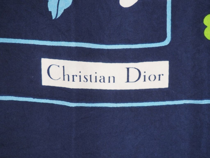 Christian DIOR Carré probablement en soie, à décor de fleurs polychrom